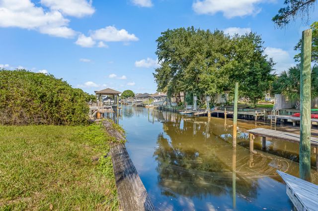 1600 Lahaina Court, Gulf Breeze, FL 32563