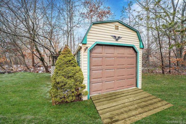 22 Wright Road, Manorville, NY 11949