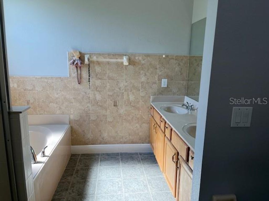 Image 14 of property listing at 9721 OLD PATINA WAY, Orlando, FL 32832