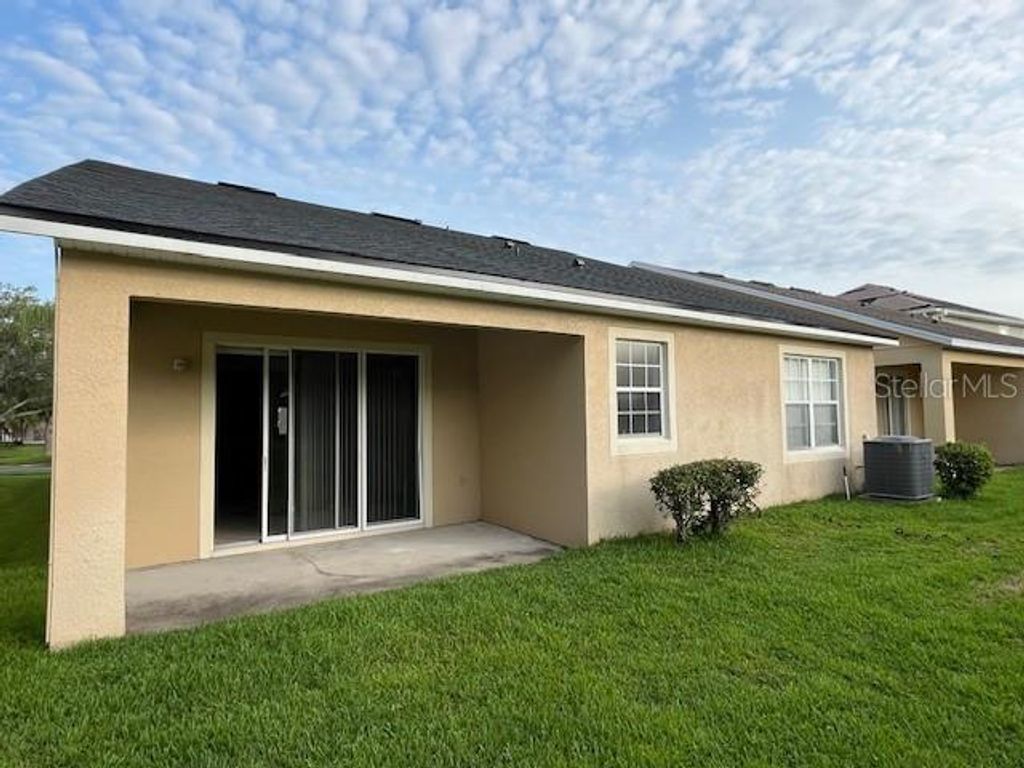 Image 8 of property listing at 9721 OLD PATINA WAY, Orlando, FL 32832