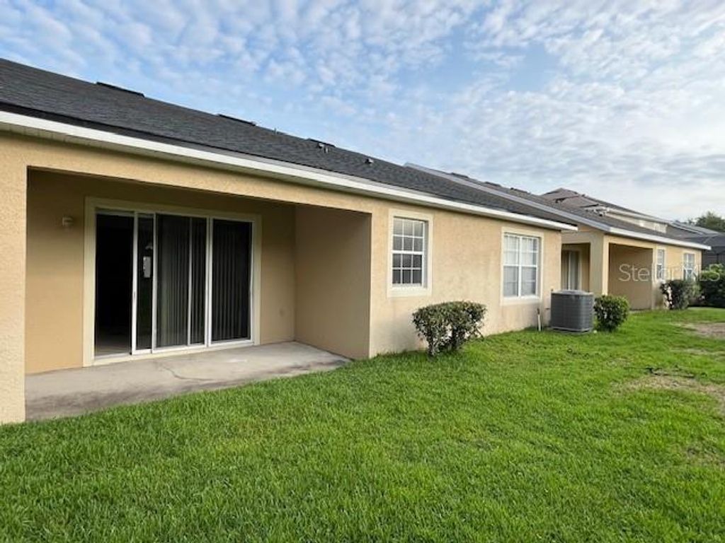 Image 9 of property listing at 9721 OLD PATINA WAY, Orlando, FL 32832