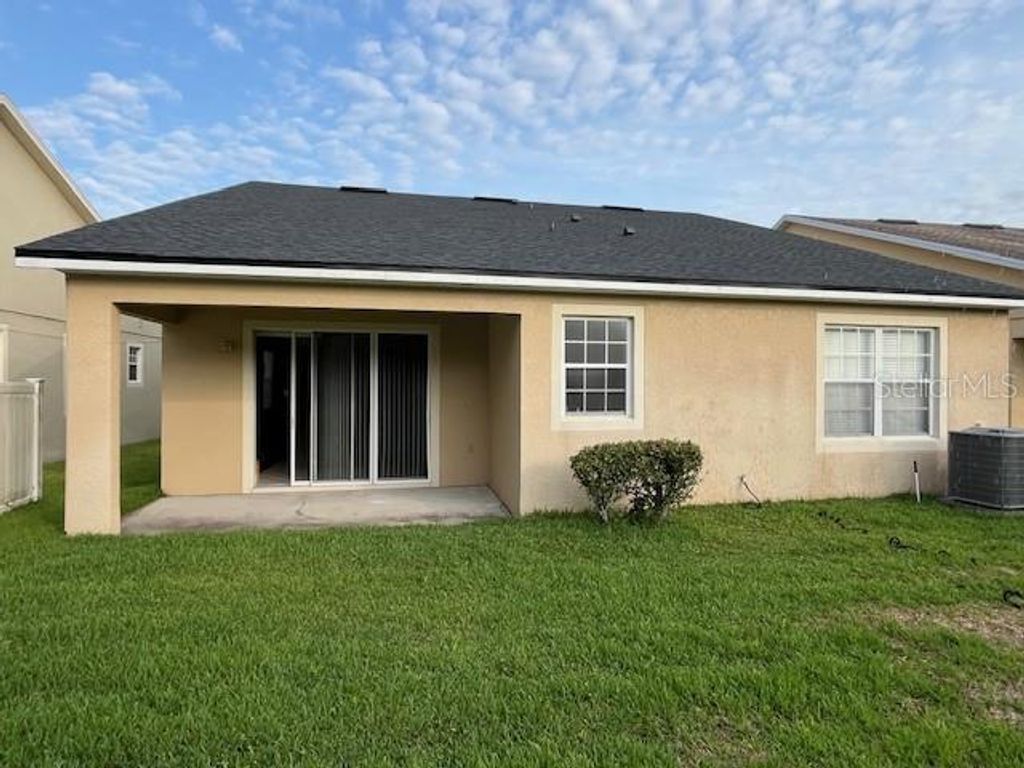 Image 10 of property listing at 9721 OLD PATINA WAY, Orlando, FL 32832