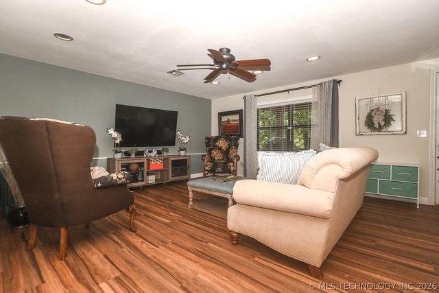 2548 Pine Tree Drive, Kansas, OK 74347