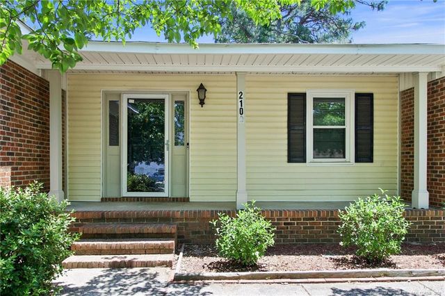 2109 Hollyridge Place, Fayetteville, NC 28304