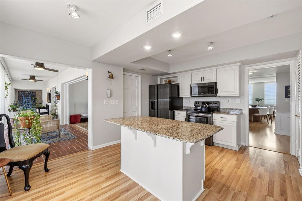 Image 8 of property listing at 2403 S ARDSON PLACE 702B, Tampa, FL 33629