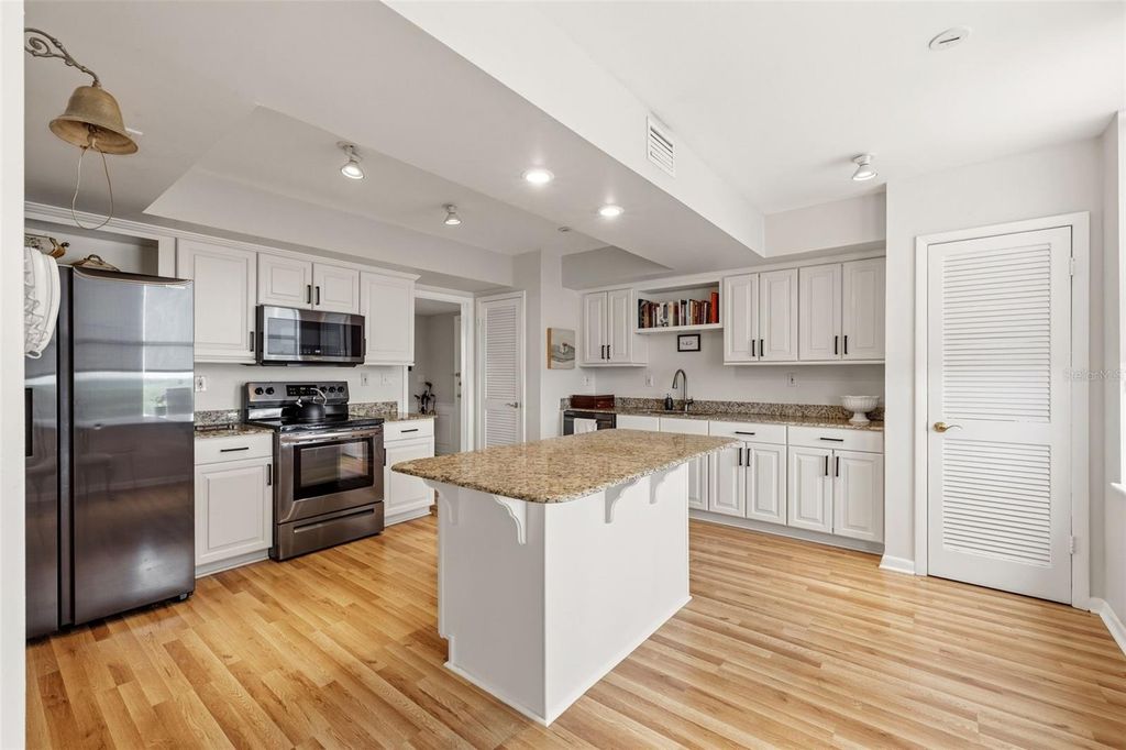 Image 9 of property listing at 2403 S ARDSON PLACE 702B, Tampa, FL 33629