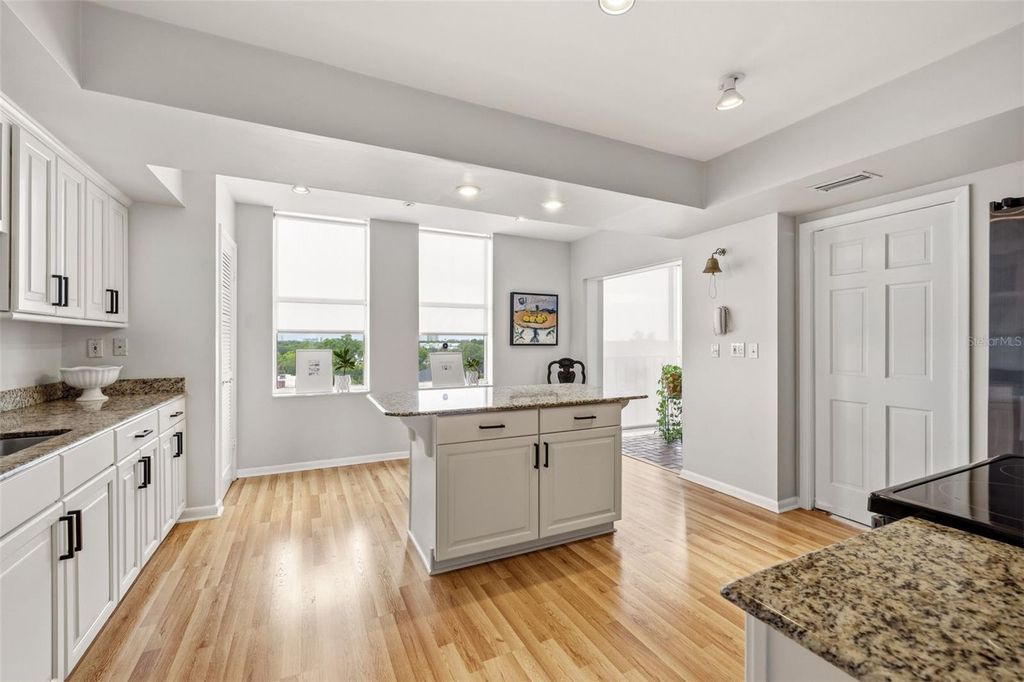 Image 10 of property listing at 2403 S ARDSON PLACE 702B, Tampa, FL 33629