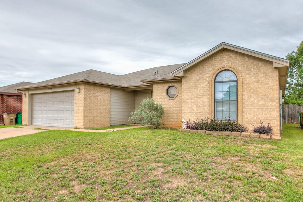 Image 2 of property listing at 1228 June Lane, San Angelo, TX 76905