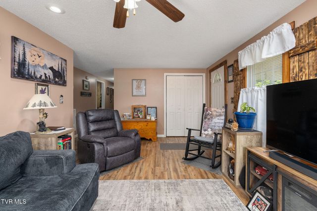 1025 Old Boones Creek Road, Jonesborough, TN 37659