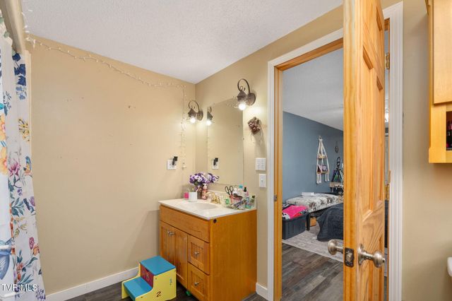 1025 Old Boones Creek Road, Jonesborough, TN 37659