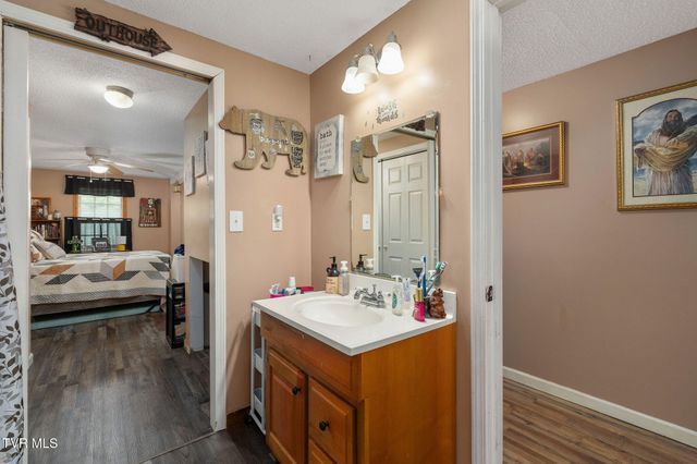 1025 Old Boones Creek Road, Jonesborough, TN 37659