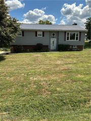 980 Locust Lake Circle, Zanesville, OH 43701