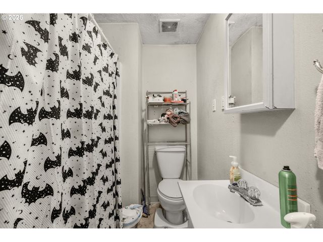 441 W GLOUCESTER St, Gladstone, OR 97027