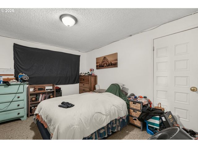 441 W GLOUCESTER St, Gladstone, OR 97027