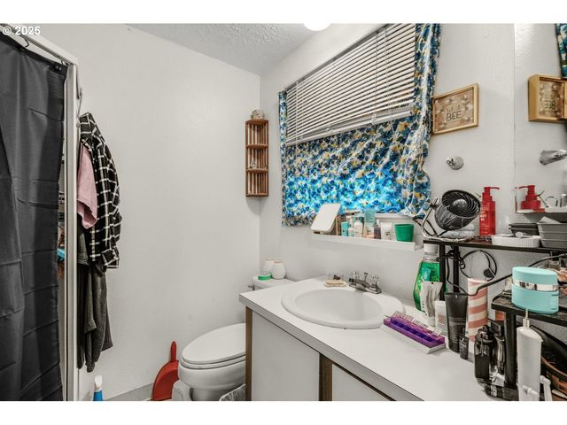 441 W GLOUCESTER St, Gladstone, OR 97027