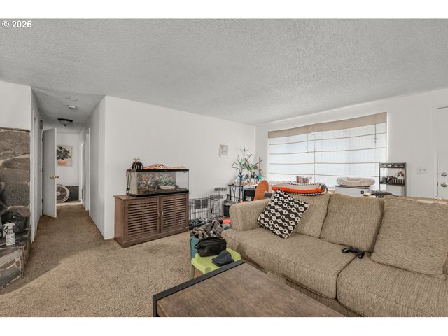 441 W GLOUCESTER St, Gladstone, OR 97027