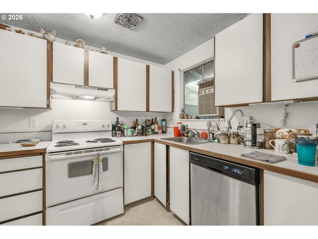 441 W GLOUCESTER St, Gladstone, OR 97027