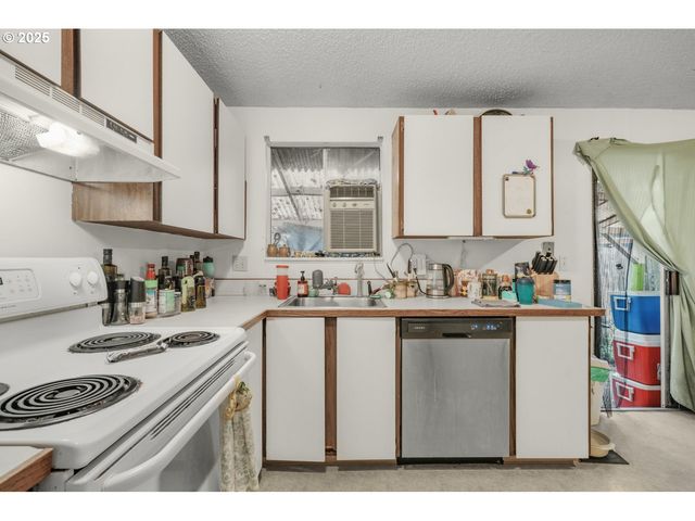 441 W GLOUCESTER St, Gladstone, OR 97027