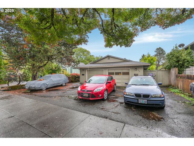 441 W GLOUCESTER St, Gladstone, OR 97027