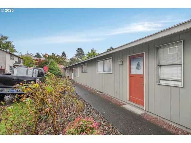 441 W GLOUCESTER St, Gladstone, OR 97027