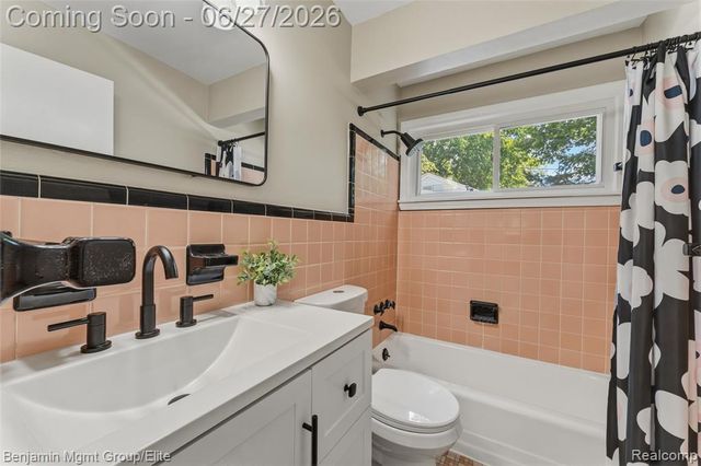 22584 Marine Avenue, Eastpointe, MI 48021