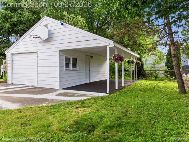 22584 Marine Avenue, Eastpointe, MI 48021
