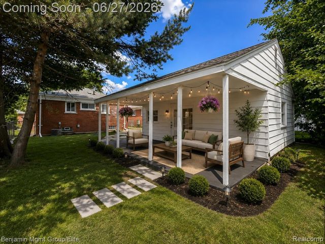 22584 Marine Avenue, Eastpointe, MI 48021