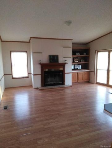 137 Scarlet Oak Lane, Oakland Charter Township, MI 48371