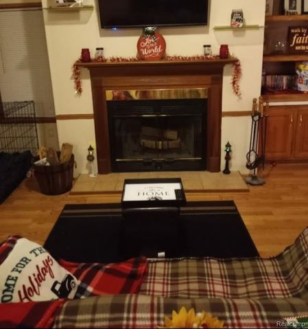137 Scarlet Oak Lane, Oakland Charter Township, MI 48371