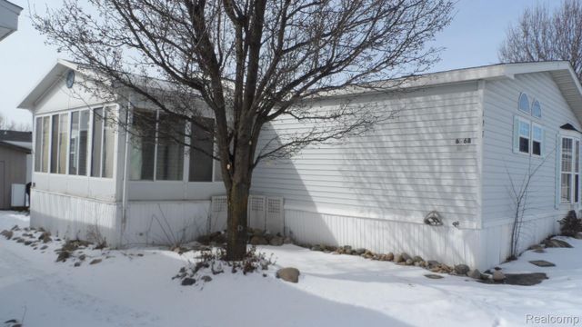 137 Scarlet Oak Lane, Oakland Charter Township, MI 48371