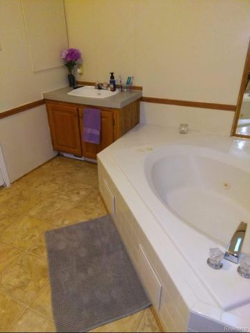 137 Scarlet Oak Lane, Oakland Charter Township, MI 48371