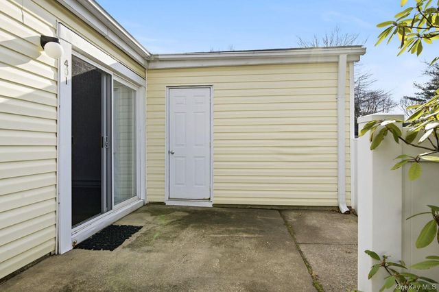 401 Cabot Court E, Saint James, NY 11780