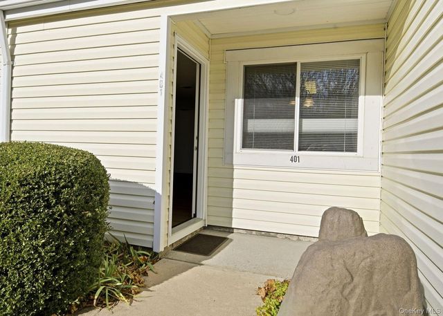 401 Cabot Court E, Saint James, NY 11780