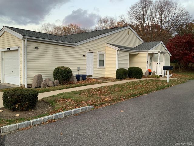 401 Cabot Court E, Saint James, NY 11780