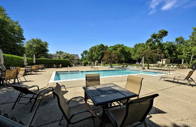 401 Cabot Court E, Saint James, NY 11780