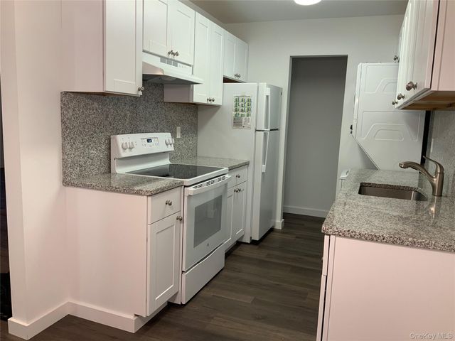 401 Cabot Court E, Saint James, NY 11780