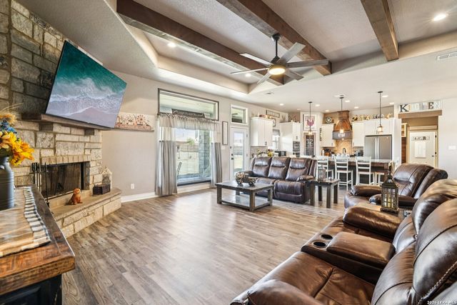 121 WESTFIELD LNDG, La Vernia, TX 78121