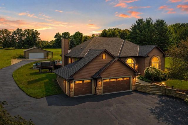 S83W24455 Artesian AVENUE, Mukwonago, WI 53149