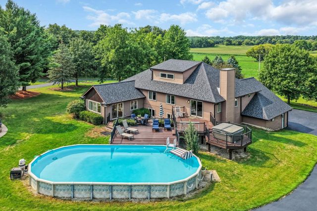S83W24455 Artesian AVENUE, Mukwonago, WI 53149