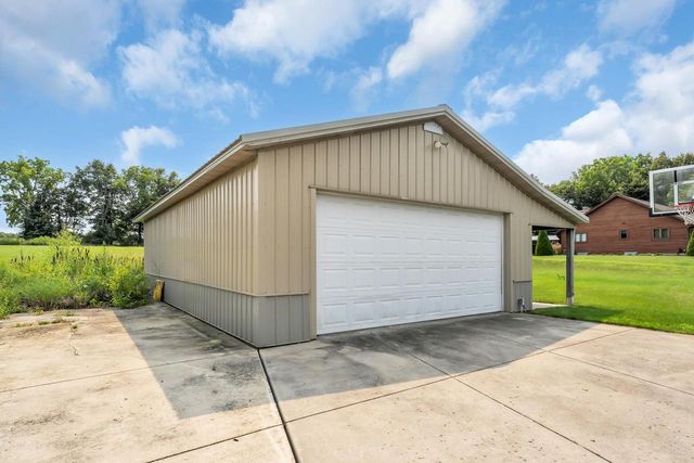 S83W24455 Artesian AVENUE, Mukwonago, WI 53149