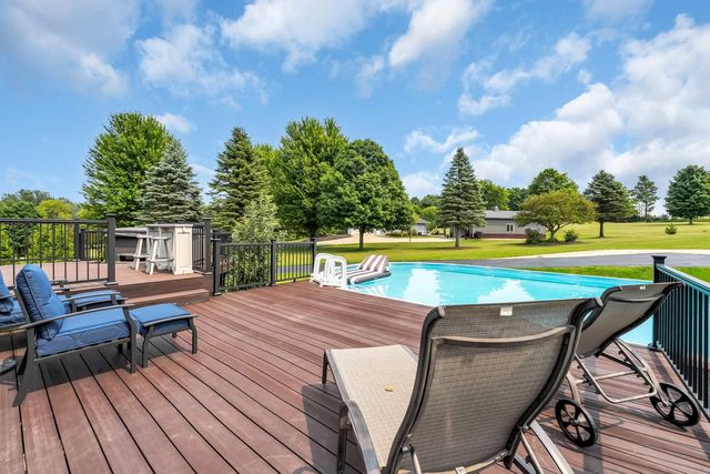 S83W24455 Artesian AVENUE, Mukwonago, WI 53149