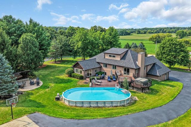 S83W24455 Artesian AVENUE, Mukwonago, WI 53149