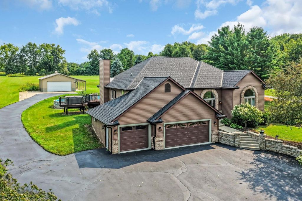 S83W24455 Artesian AVENUE, Mukwonago, WI 53149