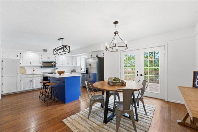 1226 E Jamestown Drive, Olathe, KS 66062