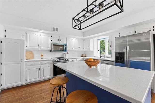 1226 E Jamestown Drive, Olathe, KS 66062