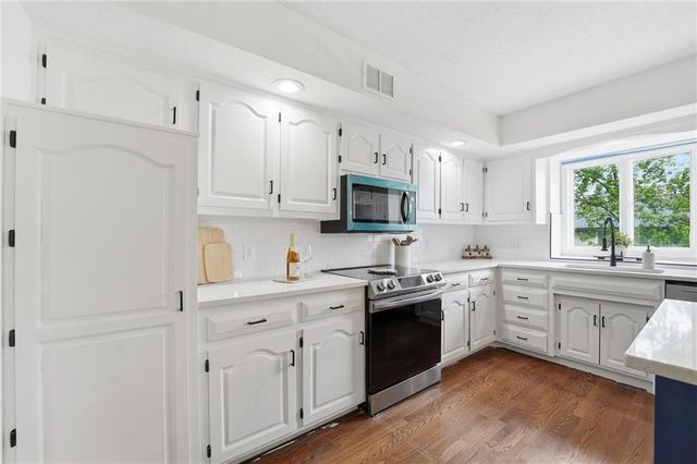 1226 E Jamestown Drive, Olathe, KS 66062