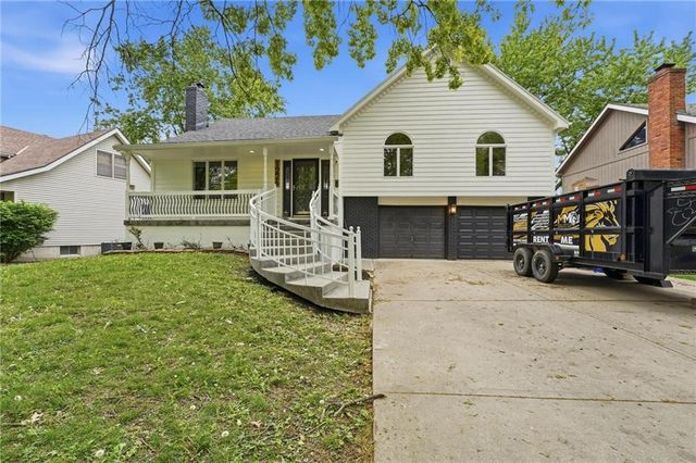 1226 E Jamestown Drive, Olathe, KS 66062