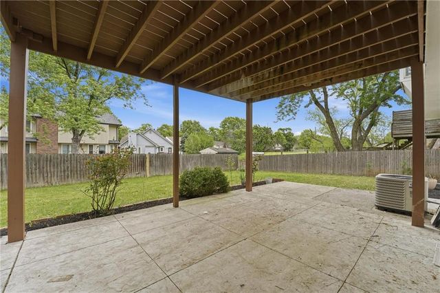 1226 E Jamestown Drive, Olathe, KS 66062