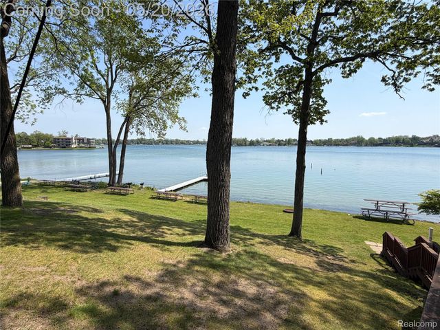 3717 Tyrconnel Court, West Bloomfield Charter Township, MI 48323