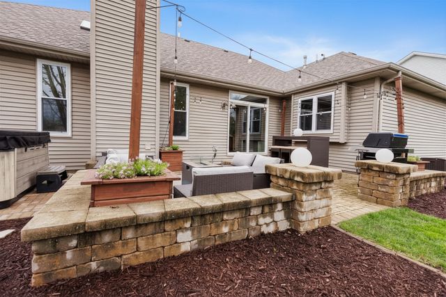 141 Old Farm Mid Court, Bradley, IL 60915